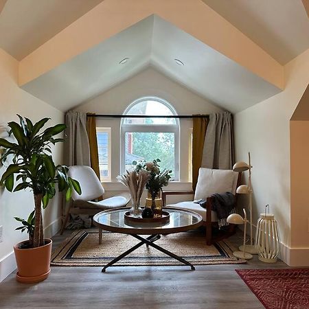 Heritage-Inspired Guesthouse - Luxe Bath & Elegant Ceilings Edmonton Exterior photo