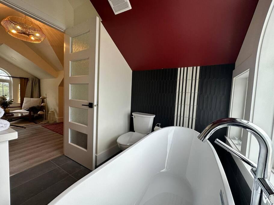 Heritage-Inspired Guesthouse - Luxe Bath & Elegant Ceilings Edmonton Exterior photo