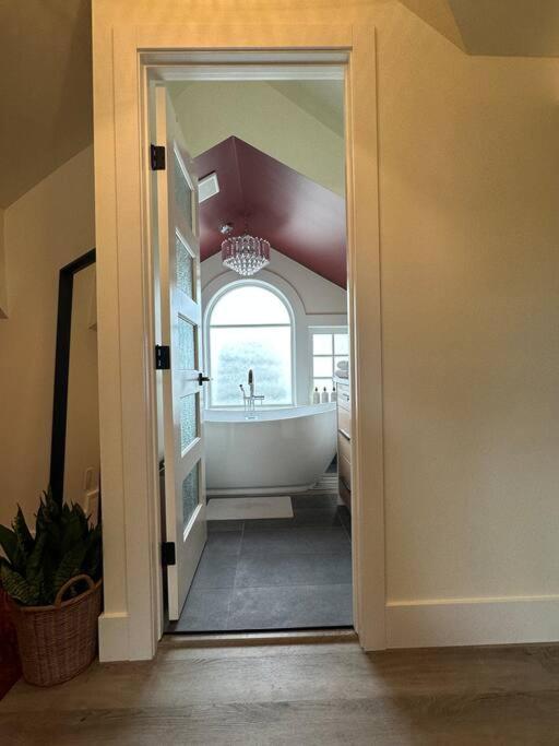 Heritage-Inspired Guesthouse - Luxe Bath & Elegant Ceilings Edmonton Exterior photo