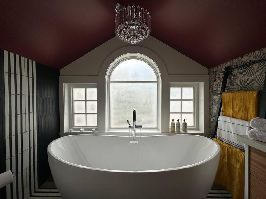 Heritage-Inspired Guesthouse - Luxe Bath & Elegant Ceilings Edmonton Exterior photo