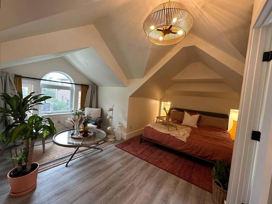 Heritage-Inspired Guesthouse - Luxe Bath & Elegant Ceilings Edmonton Exterior photo