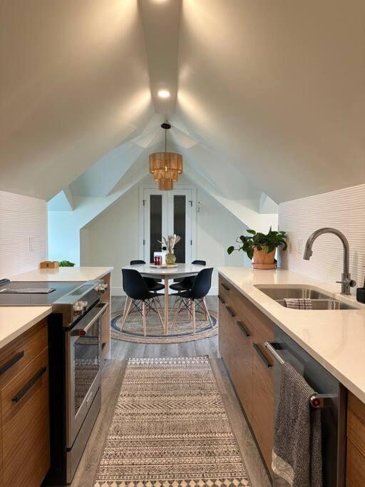 Heritage-Inspired Guesthouse - Luxe Bath & Elegant Ceilings Edmonton Exterior photo