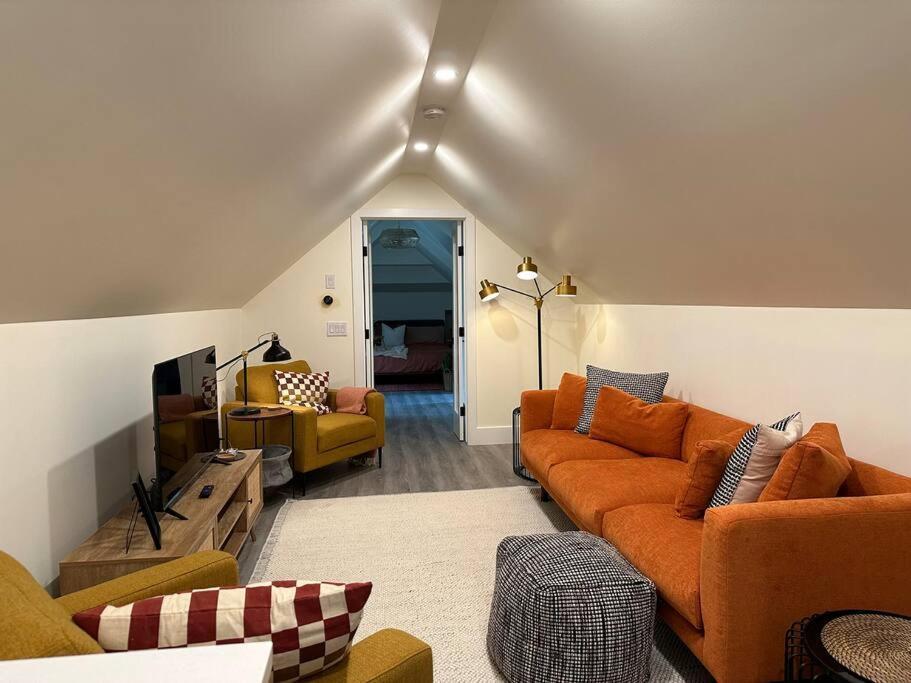 Heritage-Inspired Guesthouse - Luxe Bath & Elegant Ceilings Edmonton Exterior photo