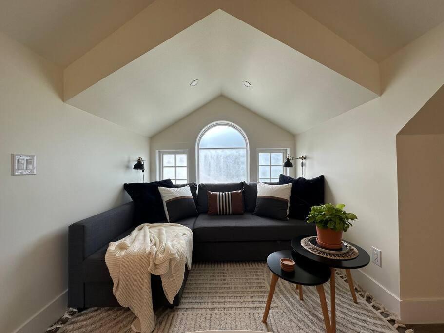 Heritage-Inspired Guesthouse - Luxe Bath & Elegant Ceilings Edmonton Exterior photo