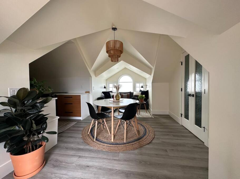 Heritage-Inspired Guesthouse - Luxe Bath & Elegant Ceilings Edmonton Exterior photo