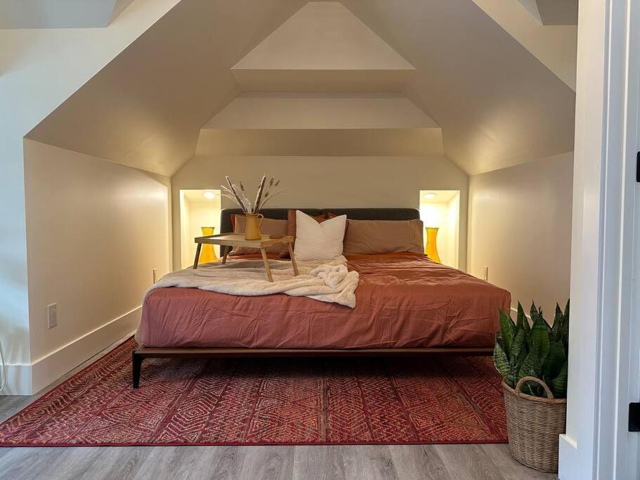 Heritage-Inspired Guesthouse - Luxe Bath & Elegant Ceilings Edmonton Exterior photo
