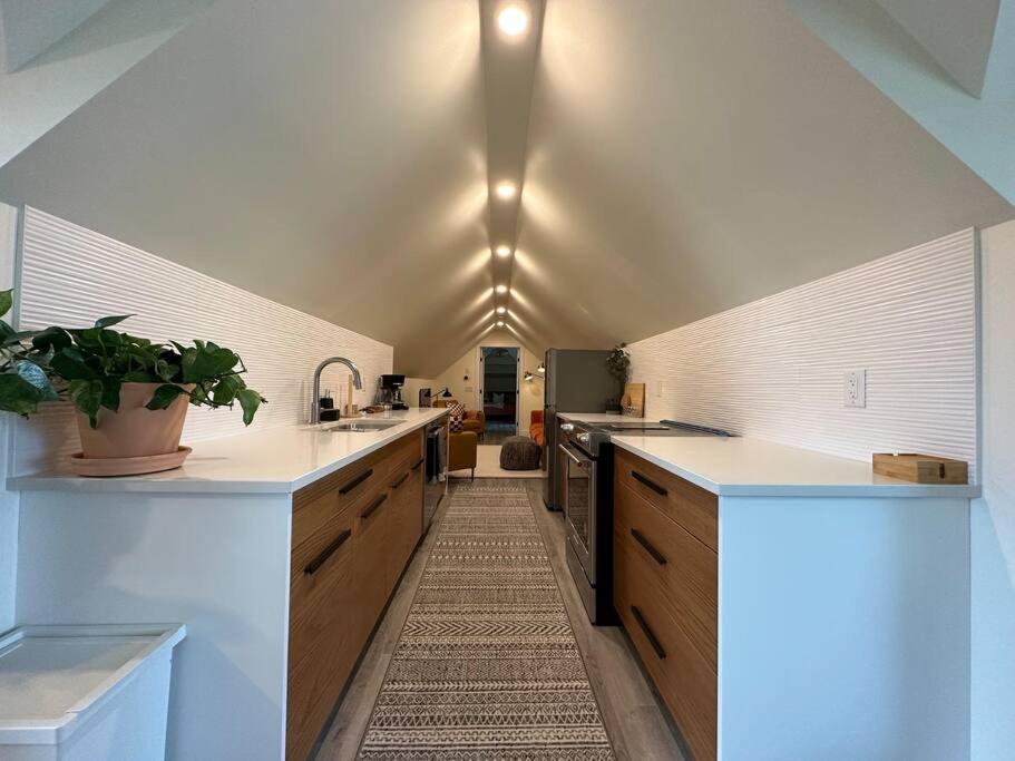 Heritage-Inspired Guesthouse - Luxe Bath & Elegant Ceilings Edmonton Exterior photo
