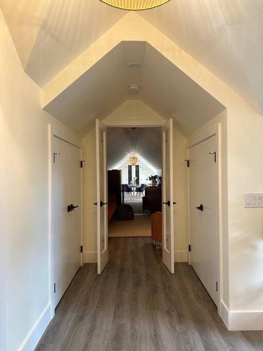 Heritage-Inspired Guesthouse - Luxe Bath & Elegant Ceilings Edmonton Exterior photo