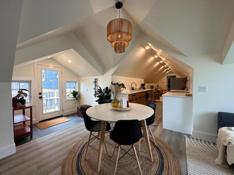 Heritage-Inspired Guesthouse - Luxe Bath & Elegant Ceilings Edmonton Exterior photo