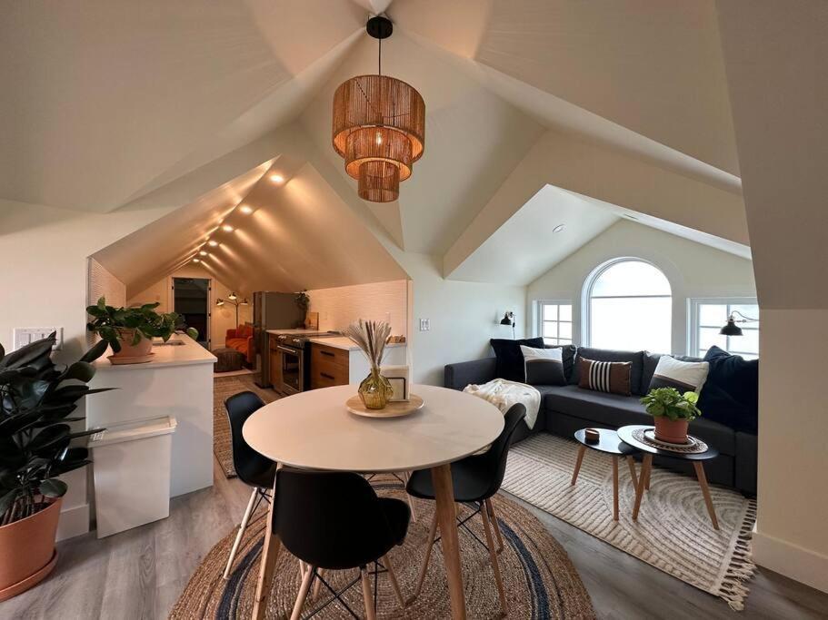 Heritage-Inspired Guesthouse - Luxe Bath & Elegant Ceilings Edmonton Exterior photo