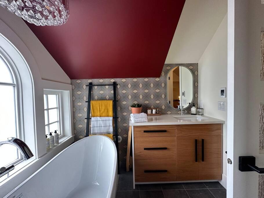 Heritage-Inspired Guesthouse - Luxe Bath & Elegant Ceilings Edmonton Exterior photo