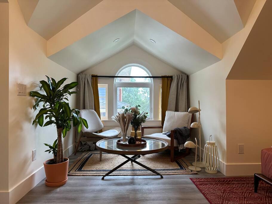 Heritage-Inspired Guesthouse - Luxe Bath & Elegant Ceilings Edmonton Exterior photo